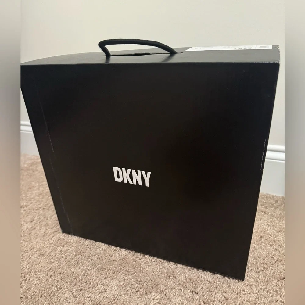 NIB- DKNY Chelsea boot
